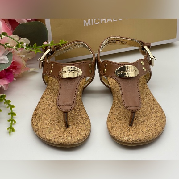 Michael Kors Girl’s Gold Tone Logo Plate Thong Sandals - Picture 4 of 12